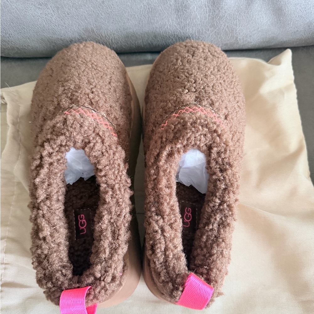 UGG Brown Faux-Sherpa Slip-On Slippers with Pink Trim - Picture 2 of 5